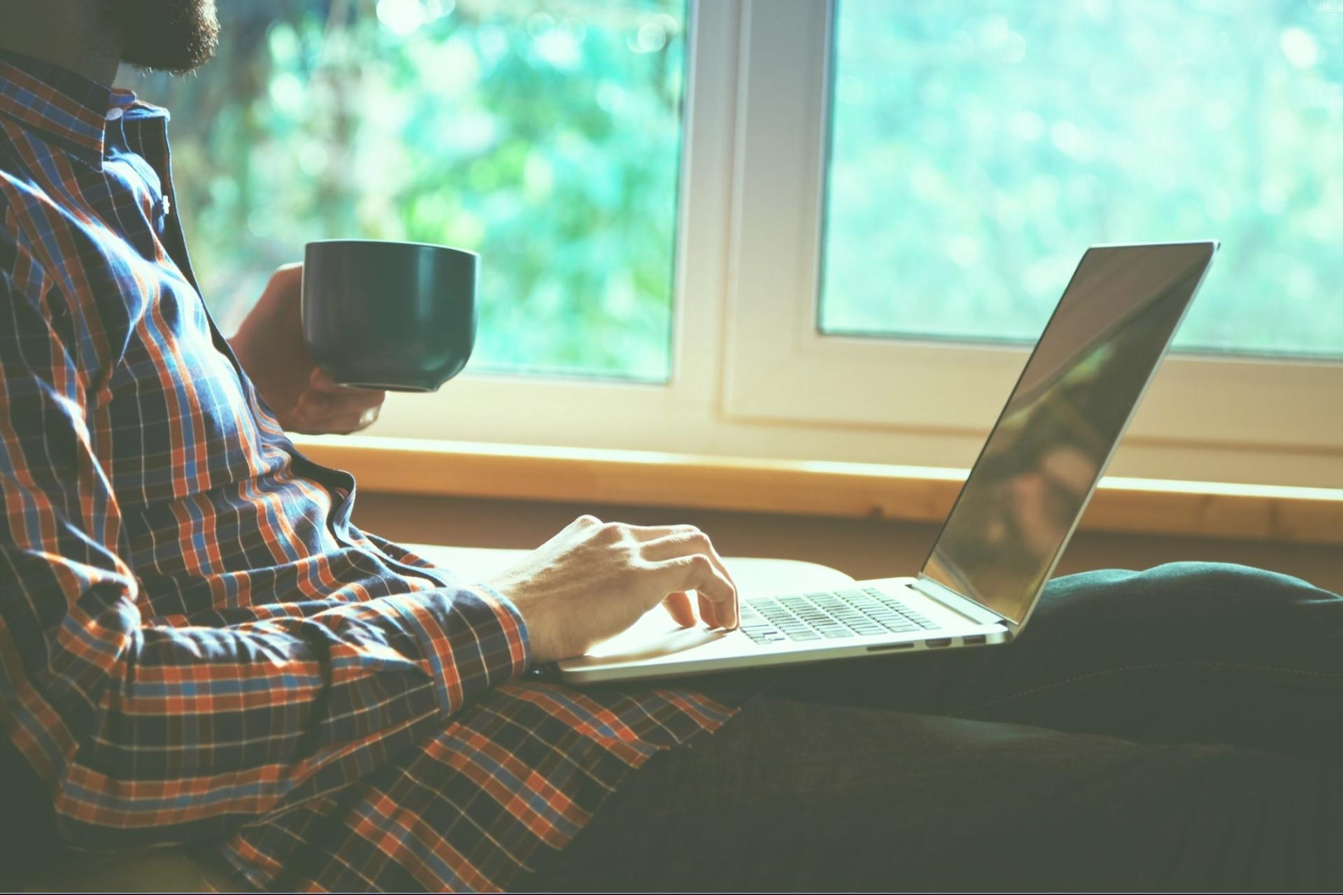 Studenci analizujący dane finansowe na platformie edukacyjnej marvbrin